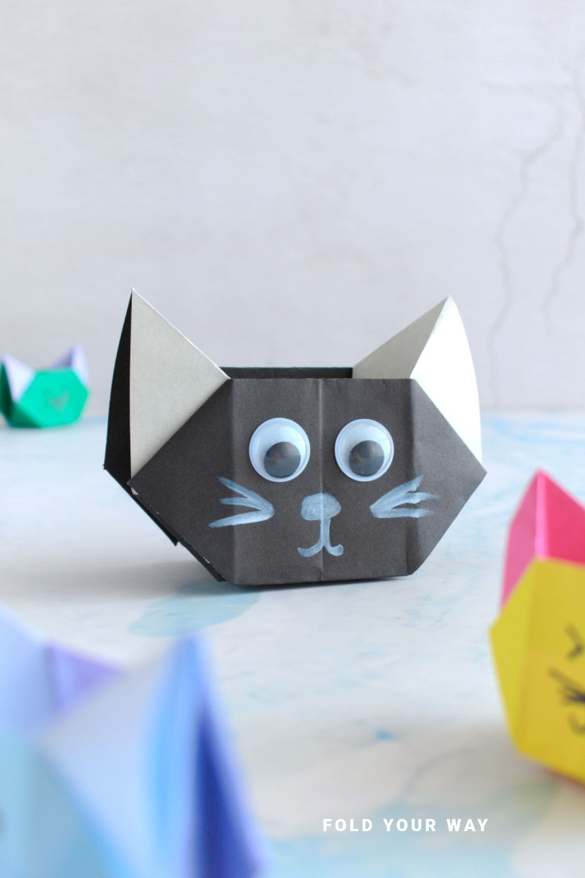 Black and white cat origami box.