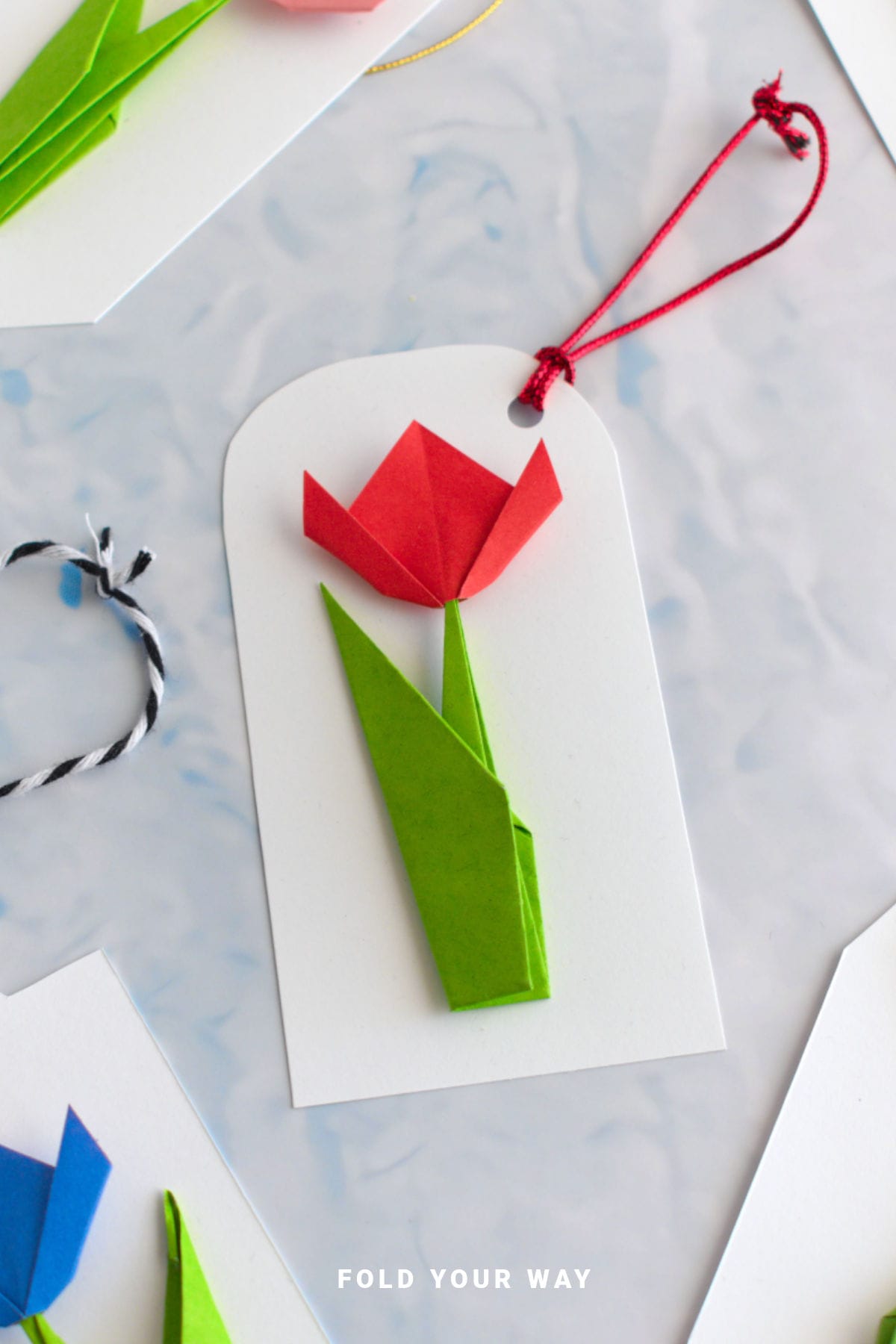 Red tulip gift tag.
